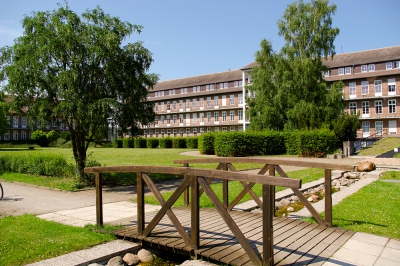 Blick vom angeschlossenen Park auf die Klinik.