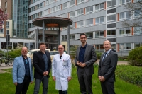 (von links nach rechts:  Dr. Chris von Wrycz Rekowski (Senator f&uuml;r Finanzen, Digitalisierung und Ordnung der Hanse- und Universit&auml;tsstadt Rostock), Uwe Borchmann (GF der KGMV), Prof. Dr. med. J.P. Roesner (&Auml;D des Klinikums S&uuml;dstadt Rostock)  , MdB Sepp M&uuml;ller, Steffen Vollrath (VD des Klinikums S&uuml;dstadt Rostock)